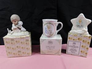 lot 69 image: Precious Moments 1978 figurine, 1996 star shaped musical plaque and a 1993 cup