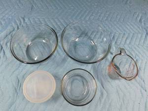 lot 109 image: 4 Glass Bowls and measuring cup by Anchor