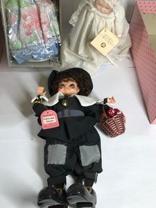 lot 376 image: 5 Collectible Dolls
