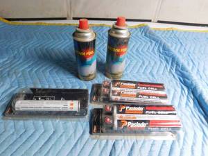 lot 123 image: 5 Fuel cells and 2 cans butane fuel
