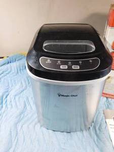 lot 135 image: New Magic Chef counter top ice maker