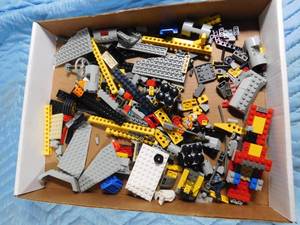 lot 142 image: Flat of legos