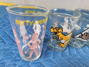 lot 159 image: Vintage Welchs jelly jar glasses