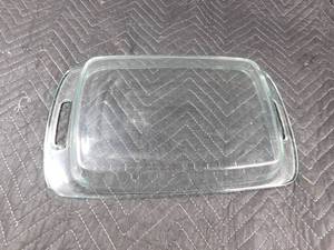 lot 188 image: Pyrex glass cake pan