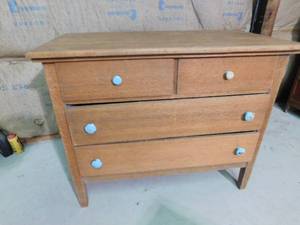 lot 4 image: Vintage solid wood dresser