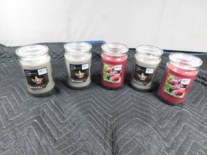 lot 195 image: New 5 2oz Jar Candles