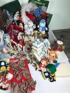 lot 391 image: Lot of Christmas Items