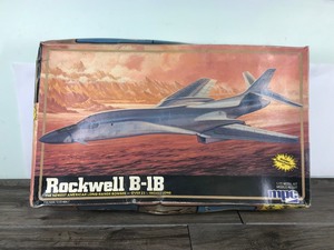 lot 405 image: Vintage Rockwell B-1B American Long Range Bomber 172 Model Kit
