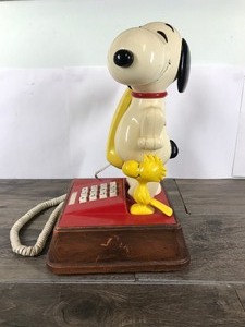 lot 412 image: Vintage Snoopy Woodstock Push Dial Phone Peanuts