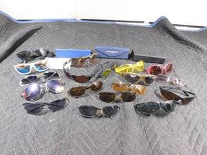 lot 313 image: Lot of sunglasses and cases