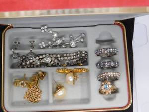 lot 323 image: Jewel box of Rings Earrings and bracelet