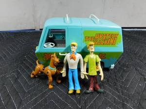 lot 330 image: Scooby-Doo Mystery Machine with figures