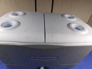 lot 334 image: Rubbermaid cooler on wheels