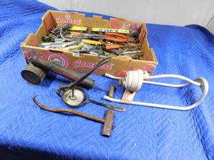 lot 340 image: Flat of vintage tools and more