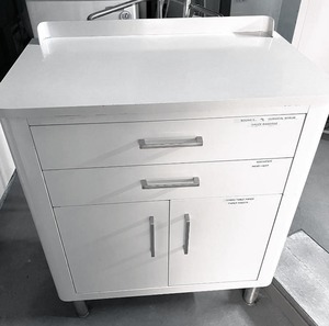 lot 24 image: Retro Cool MCM White Metal Examination Room 2 Drawer Cabinet - Great Condition