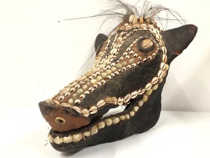 lot 26 image: Exceptional Melanesian Overmodeled Boar Skull