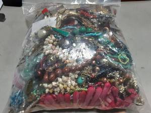 Bulk Jewelry Brooches, Earrings, Bracelets & Necklaces