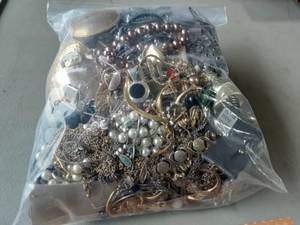Bulk Jewelry Brooches, Earrings, Bracelets & Necklaces