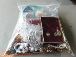 Bulk Jewelry Brooches, Earrings, Bracelets & Necklaces