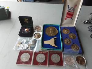 3-British Crowns, Foreign Coins, Bronze Commemoratives, Obama Quarter & Replica Coins