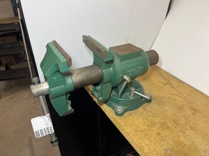 lot 814 image: Master Force Bench Vise