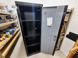 lot 1620 image: Sandusky Single Door Wardrobe Locker