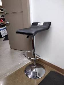 lot 1705 image: Contemporary Faux Leather Bar Stool on Chrome Base