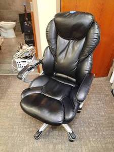 lot 1863 image: Viva Executive Adjustable Chair, Generously-sized