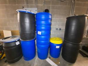 lot 1903 image: Plastic Drums, 4 black and approx. 9 blue. Some lids