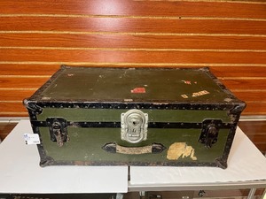 lot 1925 image: Vintage Samson footlocker, green with black trim and wood interior.