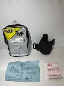 lot 1068 image: Pegasus by DeSantis Holster Veiled Partner RIGHT, Sig P320C and P250C with or without Romeo1 reflex  Sight. 195KA8HZ0
