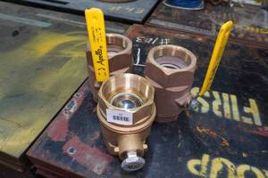 lot 17 image: Apollo Brass 3 Ball Valves