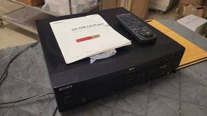 lot 22 image: Sony LaserDisc CD CDV LD Player MDP-550