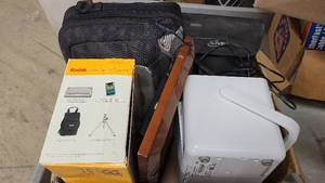 lot 107 image: Box of Misc Lightweight electronics