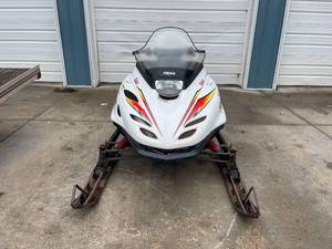 lot 1 image: 1999 Yamaha Phazer 500 snowmobile with 1800 Miles