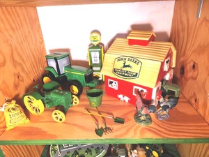 lot 107 image: John Deere Collectibles #4