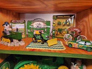 lot 108 image: John Deere Collectibles #5