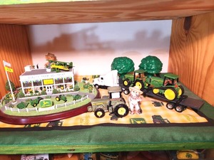 lot 109 image: John Deere Collectibles #6