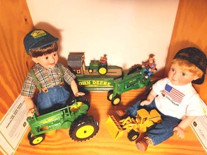 lot 112 image: John Deere Collectibles #9