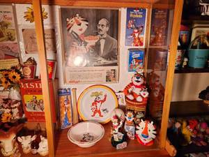 lot 128 image: Kelloggs Tony the Tiger Advertising Toys Lot