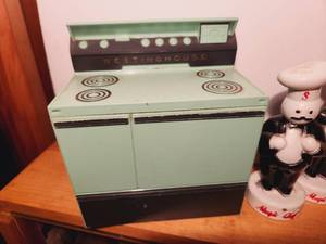 lot 177 image: Vintage Advertising Salt & Peppers