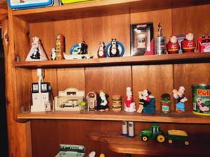 lot 176 image: Advertising Salt & Peppers with Display