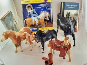 lot 221 image: NIB Breyer #15 Ponies