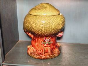 lot 247 image: Keebler Cookie Jar