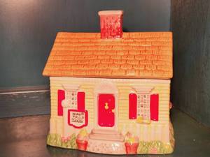 lot 253 image: Nestle Toll House Cookie Jar