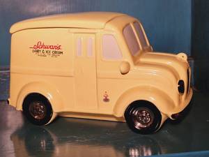 lot 257 image: Schwanns Dairy Cookie Jar