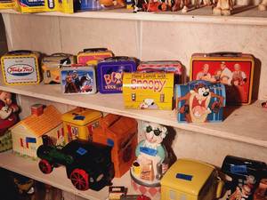 lot 261 image: Lunch Pails & Boxes