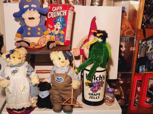 lot 226 image: Captain Crunch & Welchs Grape Jelly, Ocean Spray, Off Bug Spray Advertising Toys