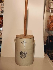 lot 3 image: Antique Western Stoneware Butter churn