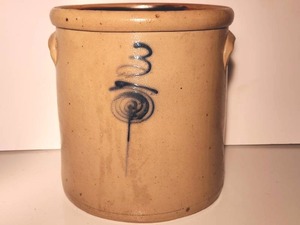 lot 4 image: Antique Red Wing #3 Crock